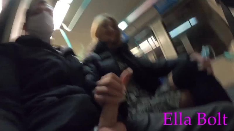 Masturbándose con un extraño en un tren público de Londres, una paja amateur al aire libre muy arriesgada por ella Bolt mp4