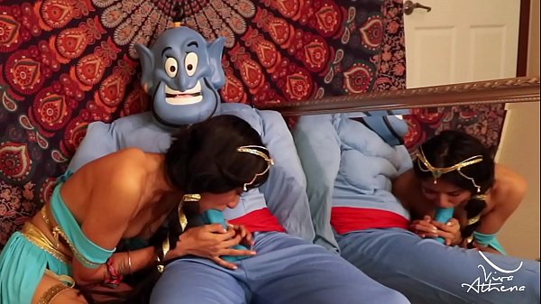 फूहड़ डिज्नी राजकुमारी ने जादुई दीपक के साथ खुद को चोदा