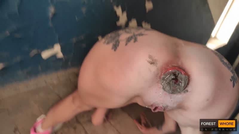 गांड में गंदगी ठूंसती है और कचरा खाती है जंगल की वेश्या कट्टर जोखिम भरा सार्वजनिक खेल और अश्लील गंदा अपमान, शौकिया, यूक्रेन पेशाब